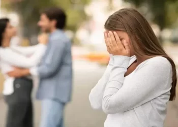 حکم بوسیدن زن شوهر دار چیست