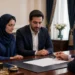 زوج بزرگسال در دفتر رسمی ازدواج برای بررسی شرایط ثبت صیغه موقت